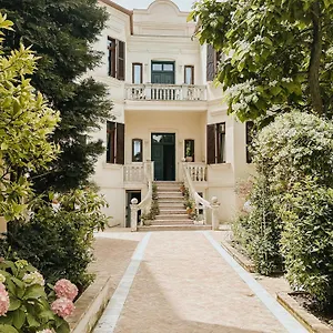 Bed and Breakfast Seven Cafe &, Πόγραδετς